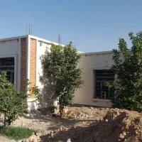 ساختمان و باغ