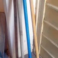 دسته ی چوب و آهن  بیل و کلنگ