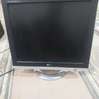 یک عدد کیس ومانیتور ب همراه باند کیبورد