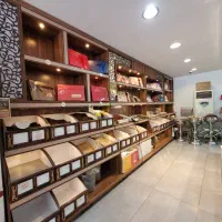 دکوراسیون چوبی فروشگاهی همراه با جزیره چوب و استیل