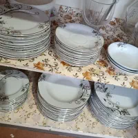 تعدادی ظروف آشپزخانه به تعداد کامل