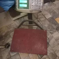ترازو ۱۵۰کیلو ۳۰در۴۰ رومیزی باطری سالم درحدنو