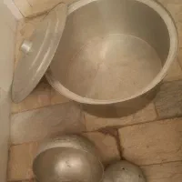 قابلمه روحی با سه تا ملاقه و‌کفگیر بزرگ