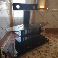 میز شیشه ای زیر تلویزیون