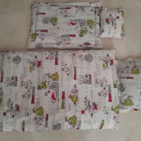 تعدادی تشک و بالش سیسمونی مناسب دختر و پسر