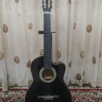 گیتار در حد نو با کاور و پایه