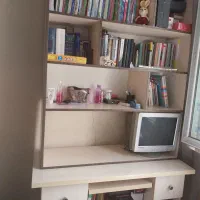 میز و کتابخانه