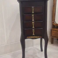 میز کنار سالنی