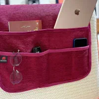 جای ریموت و کنترل و کتاب روی مبلی