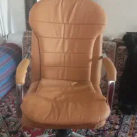 صندلی مدیریت وکامپیوتر