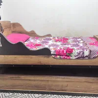 تخت نوجوان