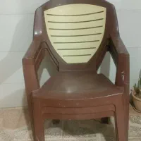 دوتا صندلی پلاستیکی