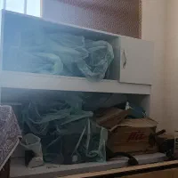 میز و کتابخانه