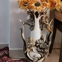 گلدان کنار سالنی