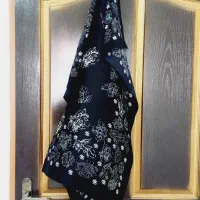 شال و روسری و یه عدد قواره چادر مشکی و رو بالشی