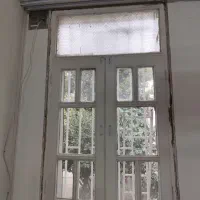 پنجره چوبی کلاسیک قدیمی ، باب کافی شاپ