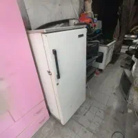 یک عدد یخچال و فریزر خالی