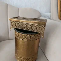 جا دستمال و سطل زباله کنار سالنی
