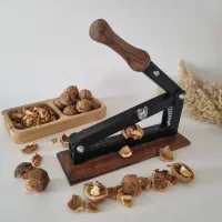 گردو و بادام شکن