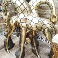 مجسمه بزرگ قیمتشو پایین گذاشتم