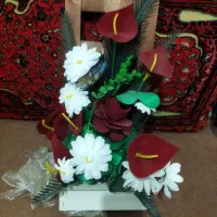 گلیم  و مقداری ظرف