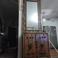 جاکفشی و آینه قدی سنتی.