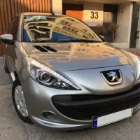راننده با اتومبیل