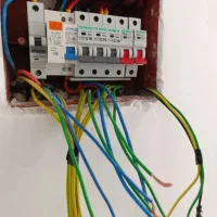 برقکار ساختمان و برق کار صنعتی  حضور فوری در محل