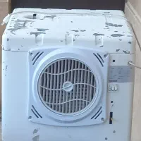 کولرآبی رومیزی ویانصب پشت پنجره