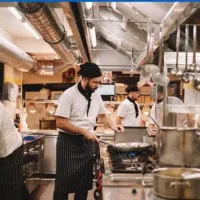 تعدادی کارگر آقا جهت تهیه غذا با جای خواب
