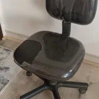 صندلی چرخان و کامپیوتر