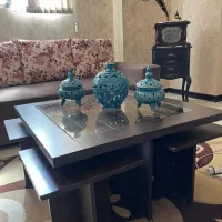 مبل۷ نفره  به همراه میز وسط و ۴ تا گل میز