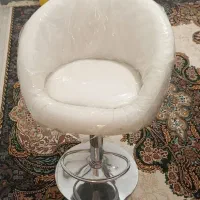 صندلی اصلاح مشکی و صندلی استاد کار و اینه ارایشگاه