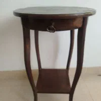 میز چوبی،گل،تابلو