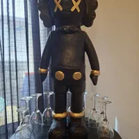 مجسمه kaws سالم وتمیز نشگن