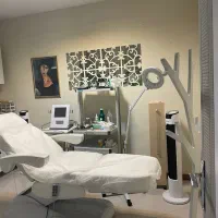 تخت کاشت و تخت معاینه و صندلی گردان و ترولی