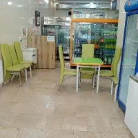 به یک شاگرد جهت نظافت در کبابی