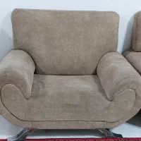 مبل شش نفره در حال استفاده بدون فرو رفتگی و شکستگی
