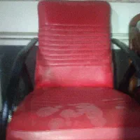 صندلی چرمی قرمز