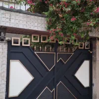 نقاشی کل ساختمان در و پنجره نرده چوبی