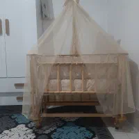 تخت کنار مادر