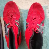 یک دوبنده کشتی و کفش