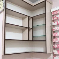 کتابخانه و میز