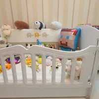 تخت نوزادی با تشک و نمگیر روی تشک