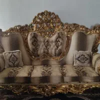 یه دست مبل ۹نفره سلطنتی بسیار سالم وتمیز همرا میز