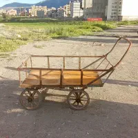 گاری چهار چرخ  تمیز با چهار تا چرخ اضافه