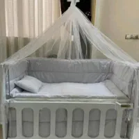 تخت کنار مادر