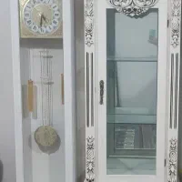 بوفه شیشه‌ای زیرتلویزیون ساعت