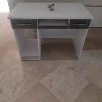 میز کامپیوتر در حد نو