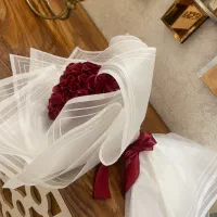 دسته گل روبانی زرشکی گل رز